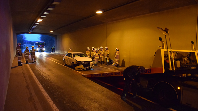 Verksehrsunfall im Tunnel B156